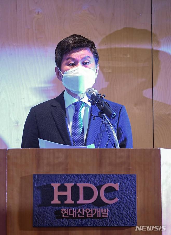 [서울=뉴시스] 고승민 기자 = 정몽규 HDC현대산업개발 회장이 17일 서울 HDC현대산업개발 용산 사옥에서 광주 아파트 외벽 붕괴 사고와 관련한 입장 발표를 하고 있다. (공동취재사진) 2022.01.17. photo@newsis.com