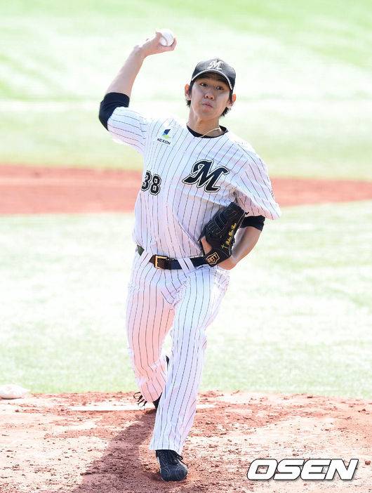 [OSEN=이대선 기자] 소프트뱅크전 선발 투수로 나선 지바 롯데 이대은이 역투하고 있다. 2015.04.18 /sunday@osen.co.kr