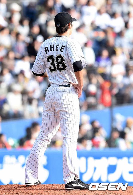 [OSEN=이대선 기자] 지바 롯데 이대은이 소프트뱅크전에서 투구를 준비하고 있다. 2015.04.18 /sunday@osen.co.kr