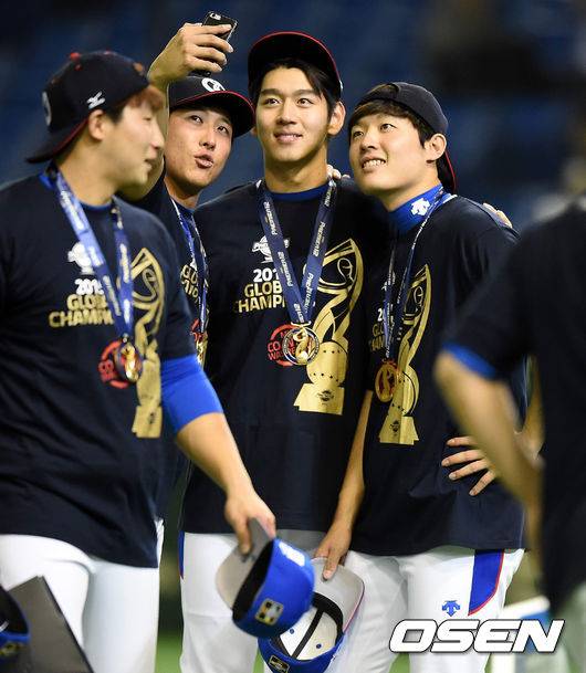 [OSEN=지형준 기자] 프리미어12 초대 우승에 기여한 이대은이 동료들과 기념촬영을 하고 있다. 2015.04.21 /jpnews@osen.co.kr