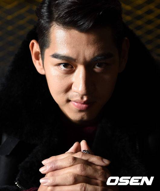 [OSEN=이대선 기자] 프리미어12 우승 이후 이대은은 국내 야구팬에게 자신의 이름을 각인 시켰다. OSEN과 인터뷰에 앞서 포즈 취하는 이대은. 2015.04.21 /sunday@osen.co.kr