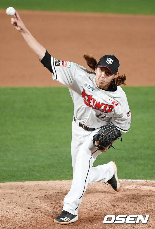 [OSEN=민경훈 기자] 2020년 롯데전에서 마운드에 오른 KT 이대은이 힘차게 공을 뿌리고 있다. 2020.05.06 /rumi@osen.co.kr