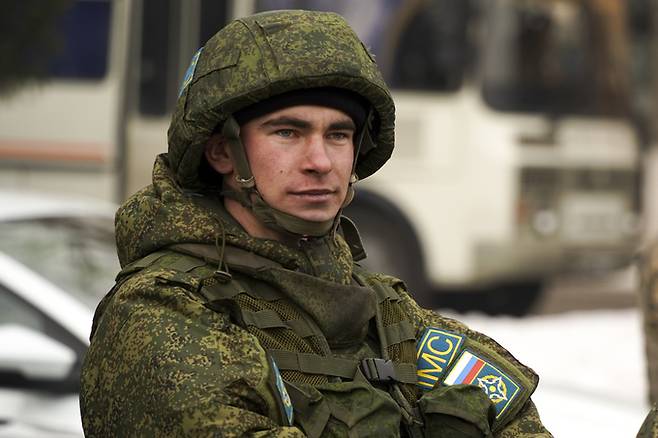 옛 소련권 안보협의체인 집단안보조약기구(CSTO) 평화유지군 소속 러시아군 병사가&nbsp;13일(현지 시간)&nbsp;소요가 발생했던 카자흐스탄 알마티에서 열린 철군 행사에 참석하고 있다. 알마티=AP연합뉴스