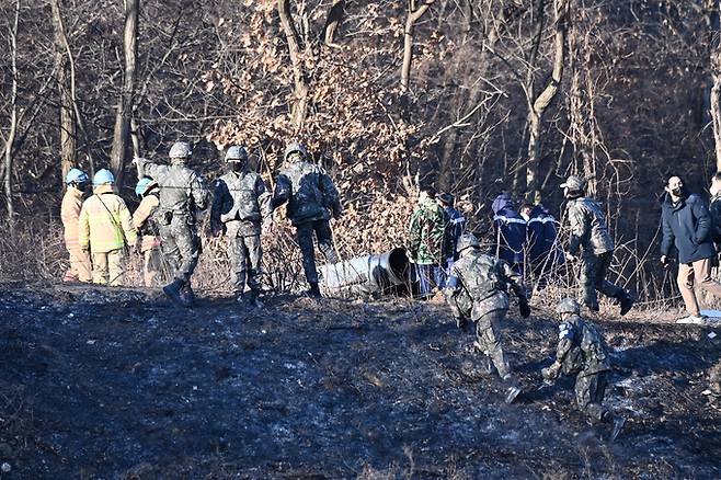 지난 11일 오후 1시 44분께 경기 화성시 정남면 관항리 태봉산 일원에 F-5E 전투기 1대가 추락한 가운데 군 관계자 및 경찰들이 현장을 살펴보고 있다. 뉴시스