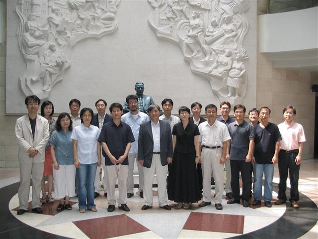2005년 5월 고려대 인촌기념관 로비에서 제자들과 함께한 시인(가운데).