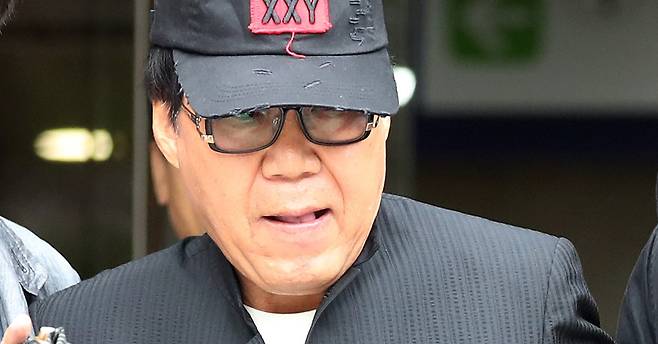 그림 대작 사건으로 법정에 선 가수 조영남 - 그림 대작 사건으로 재판에 넘겨진 가수 조영남씨가 2017년 10월 서울중앙지법에서 열린 1심 선고 공판을 마치고 청사를 나서고 있다. 2017.10.18 연합뉴스