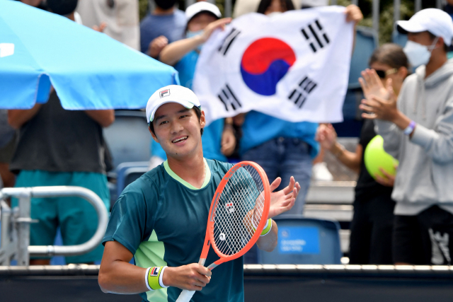 권순우가 17일 호주 오픈 남자 단식 1회전에서 승리한 뒤 환하게 웃고 있다. /AFP연합뉴스