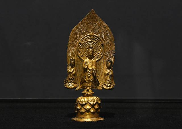 국보 최초로 경매에 나온 간송미술관의 ‘계미명 금동 삼존불 입상’(구 지정번호 제72호)이 17일 서울 강남구 케이옥션 전시장에서 언론에 공개됐다. 경매사가 밝힌 추정가는 32억∼45억원이다. /오승현기자