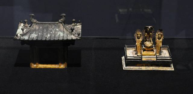 국보 최초로 경매에 나온 간송미술관의 ‘금동 삼존 불감’(구 지정번호 제73호)이 17일 서울 강남구 케이옥션 전시장에서 언론에 공개됐다. 경매사가 밝힌 추정가는 28억∼40억원이다. /오승현기자