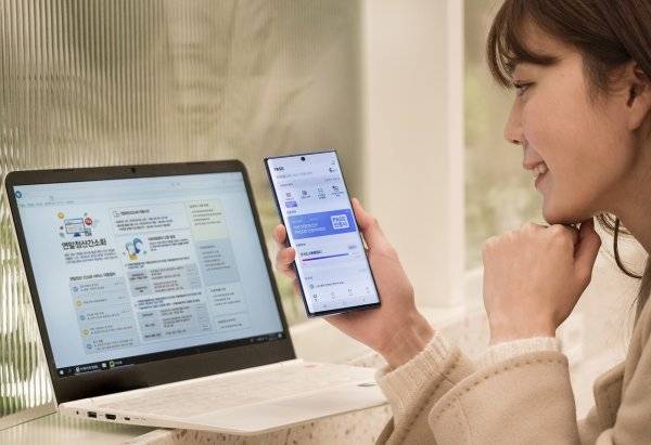 ‘13월의 월급’으로 불리는 연말정산 시즌이 돌아오면서 올해 달라지는 연말정산 제도에 관심이 모이고 있다. 이동통신 3사가 공동 개발한 패스를 이용해 연말정산 본인인증을 하고 있는 모습. 사진제공 l SK텔레콤