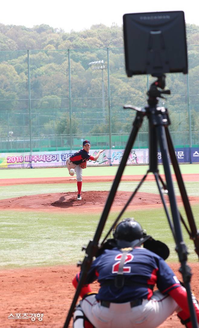 트래킹 데이터 장비 ‘트랙맨’이 한 고교 투수의 투구를 측정하고 있다. 경향신문 자료사진