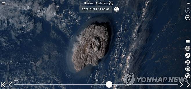 거대한 화산재 내뿜는 남태평양 통가 해저 화산 (통가 로이터=연합뉴스) 15일(현지시간) 남태평양 섬나라 통가의 해저화산 '훙가 통가 훙가 하파이 화산'이 폭발해 거대한 화산재 구름이 솟아오르는 모습으로, 일본 기상청의 히마와리 8호 기상위상이 촬영한 사진이다. 해저화산 폭발로 통가에 쓰나미가 강타한 가운데 이틀째 통신 장애로 구체적 피해 규모가 파악되지 않고 있다. [일본 기상청 제공. 재판매 및 DB 금지]. 2022.1.17 leekm@yna.co.kr