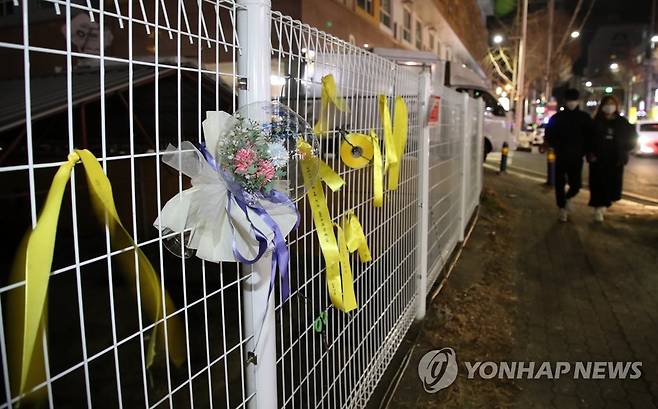 '가족 품으로 돌아오길' (광주=연합뉴스) 조남수 기자 = 광주 서구 신축아파트 붕괴사고 발생 엿새째인 16일 오후 사고 현장 인근에 실종자의 빠른 구조를 염원하는 리본이 걸려있다. 2022.1.16 iso64@yna.co.kr