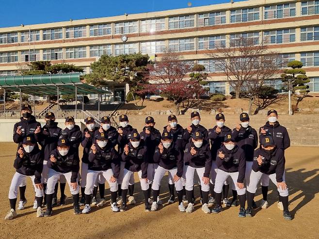 추신수가 기부한 보온점퍼를 입은 동인천중학교 야구 선수들이 기념촬영을 하고 있다. 사진=SSG랜더스