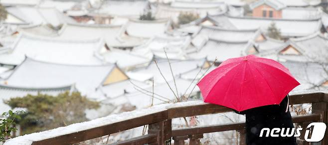 전북 전주시 오목대 산책로에서 바라본 한옥마을 지붕 위에 눈이 쌓여 있다. /뉴스1 © News1 유경석 기자