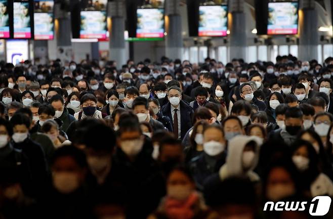 마스크를 착용한 통근자들이 도쿄의 한 기차역에서 길을 가고 있다. 2022.01.17 © 로이터=뉴스1