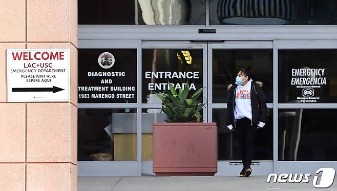 지난 16일(현지시간) LA에서 노숙자의 묻지마 공격으로 사망한 샌드라 셸스(70)가 근무했던 LAC-USC 의료센터. 2022.01.18/news1 © AFP=뉴스1 © News1 김민수 기자