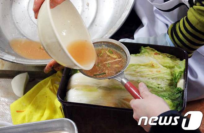 문화재청은 한국인의 정체성이 그대로 깃들어있는 공동체 음식문화 '김치 담그기'를 국가무형문화재로 지정했다. 문화재청 제공