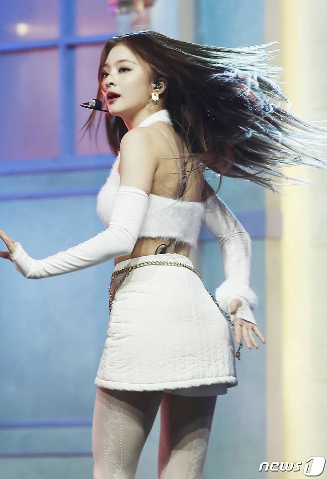 프로미스나인 이나경이 17일 오후 서울 블루스퀘어에서 열린 미니 4집 '미드나잇 게스트(Midnight Guest)' 발매 기념 쇼케이스에서 매혹적인 무대로 시선을 사로잡고 있다. © News1 권현진 기자