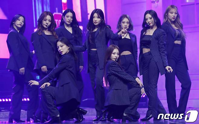 프로미스나인(fromis_9) 이나경이 17일 오후 서울 블루스퀘어에서 열린 미니 4집 '미드나잇 게스트(Midnight Guest)' 발매 기념 쇼케이스에 참석해 멤버들과 함께 신곡을 선보이고 있다.  © News1 권현진 기자