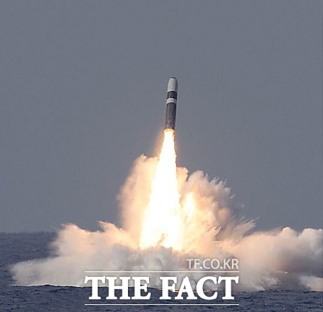 미국 해군 잠수함에서 트라이던트-II 미사일이 발사되고 있다./미해군