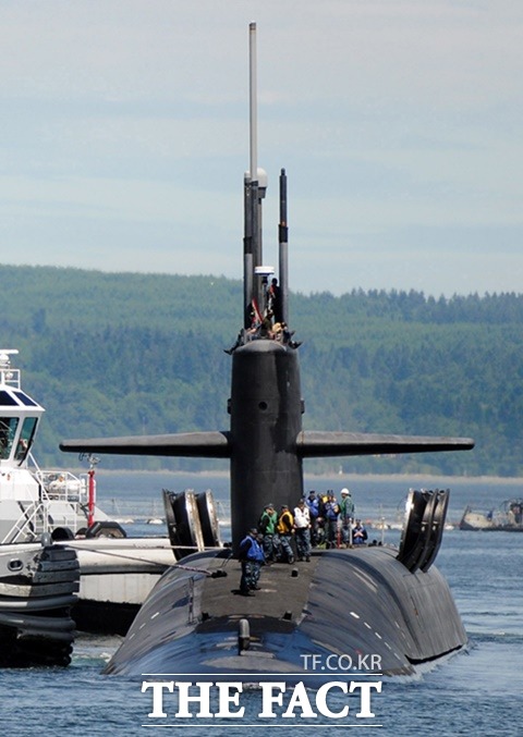 미해군의 오하이오급 핵잠수함 네바다함이 2013년 6월 워싱턴주 브레머튼 키트삽 뱅고어 해군 기지에 트라이던트-II 핵미사일 사이로를 개방한 채 정박해 있다.시포시스온라인