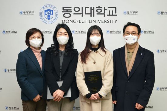 (왼쪽부터) 이정희 교수, 임영제 박사, 김찬아 석사, 김치용 교수가 석·박사 학위 수여 기념사진을 찍고 있다.