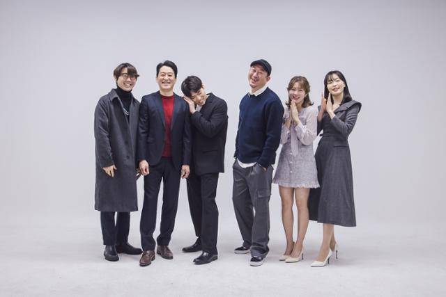 연출을 맡은 서주완 감독과 배우 강성훈 남현우 이과장 김경민 진아진 김태영이 '좋좋소' 시즌4 온라인 제작발표회에 참석했다. 왓챠 제공