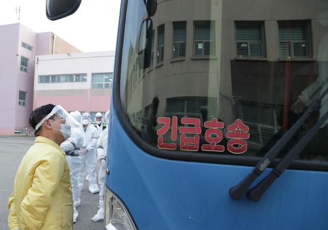 박범계 법무부장관이 지난달 16일 경기 화성시 화성직업훈련교도소를 방문해 미확진 수용자를 이송하는 긴급호송 차량을 살펴보고 있다. 법무부 제공