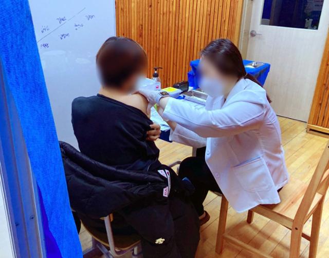 지난해 12월 17일 서울 중랑구의 한 중학교에서 열린 찾아가는 청소년 코로나19 예방접종에서 한 학생이 접종을 하고 있다. 뉴스1