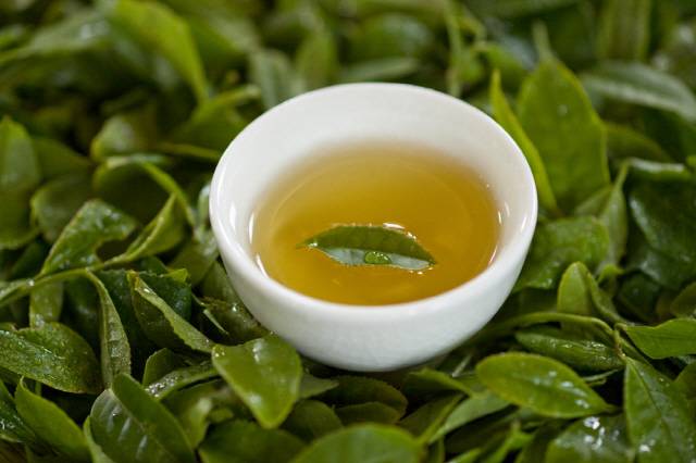 녹차는 다이어트, 항산화 등 여러 효과가 있지만 많이 먹으면 간 손상을 겪을 수 있어 주의해야 한다./사진=클립아트코리아