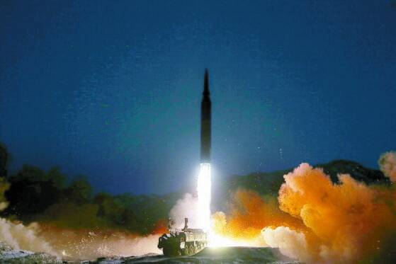 북한은 지난 11일 김정은 국무위원장이 참관한 가운데 극초음속미사일 시험발사를 진행해 ‘대성공’했다고 노동당 기관지 노동신문이 12일 보도했다. [뉴스1]