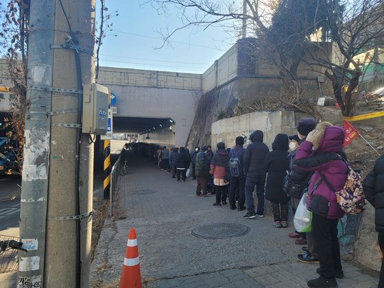 서울 동대문구 전농동의 굴다리에서 밥퍼나눔운동본부가 제공하는 무료급식을 받기 위해 사람들이 줄을 서 있다. 함민정 기자