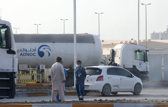 17일(현지시간) 아랍에미리트(UAE) 아부다비석유공사(ADNOC)가 예멘 반군 후티의 드론 공격으로 추정되는 피습을 받았다. [AFP=연합뉴스]