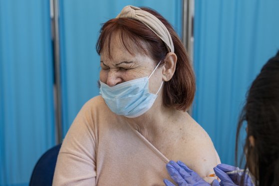지난 4일 이스라엘의 70대 여성이 코로나19 백신 4차 접종을 받고 있다. AP=연합뉴스