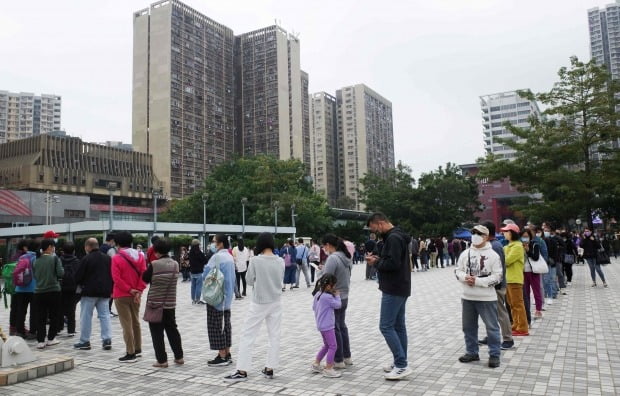 홍콩 주민들이 웡타이신 지구에 임시로 마련된 신종코로나바이러스감염증(코로나19) 검사소를 방문해 줄지어 수검 차례를 기다리고 있다. /사진=연합뉴스
