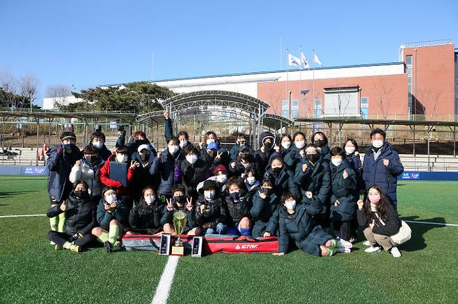 지난해 12월에 열린 ‘2021서울시여성축구교실왕중왕전’에서 송파구여성축구단이 우승해  2019년에 이어 2연패를 달성했다. 송파구 제공
