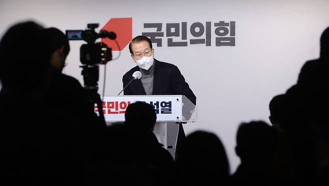 “악의적 소문 차단” 권영세 국민의힘 선거대책본부장이 18일 서울 여의도 당사에서 기자회견을 열어 선대본부 산하 네트워크본부 해산을 발표하고 있다.  국회사진기자단