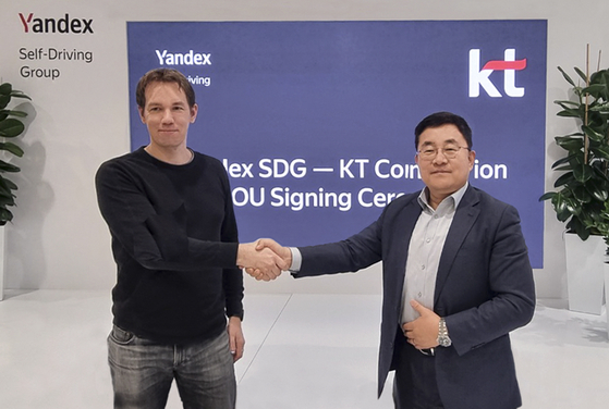 KT has signed a business agreement with the Yandex Self Driving Group (SDG), a subsidiary of Moscow's Yandex, to co-develop self-driving delivery robots in Korea by the end of this year. At left is Dmitry Polishchuk, CEO of Yandex and at right, Song Jae-ho, Vice President of KT’s AI/DX Convergence business division. [KT]