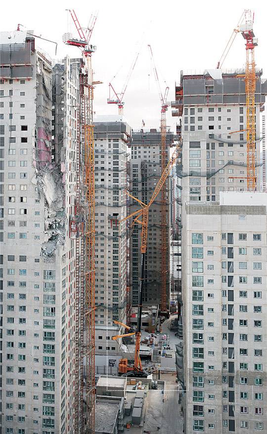 해체 크레인 설치 : 17일 오전 광주 서구 신축아파트 외벽 붕괴사고 현장에 타워크레인을 해체할 크레인(점선)이 설치돼 있다. 약 120m 높이의 해체 크레인은 붕괴 당시 기울어진 타워크레인이 쓰러지지 않도록 보강하는 작업에 투입된다.  연합뉴스