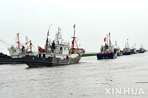 【렌윈강=신화/뉴시스】두 달 간의 어로금지 기간이 끝난 1일 중국 장쑤성롄윈강에서 수백대의 어선들이 항구를 빠져나가고 있다. 2016.08.02