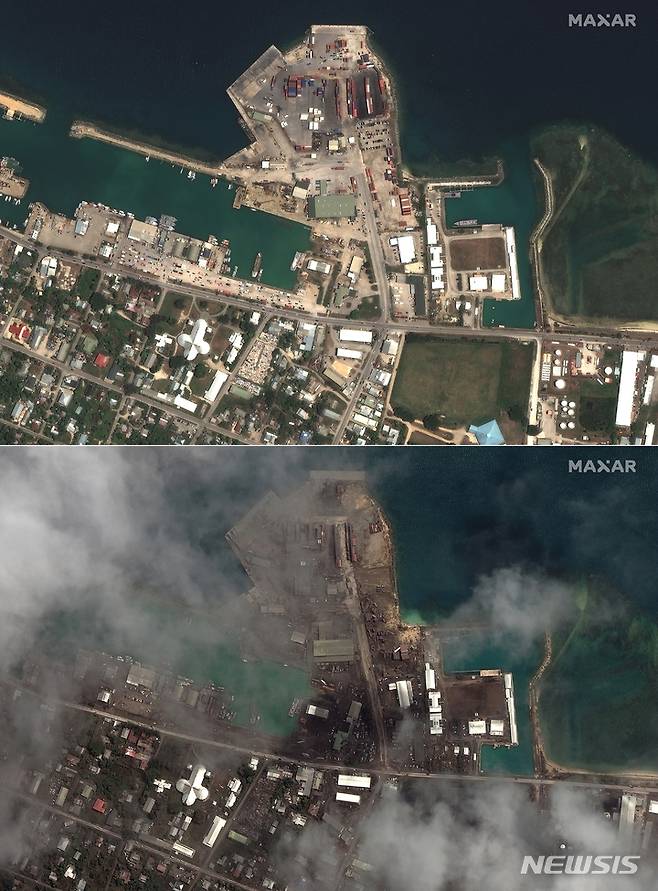 [누쿠알로파=AP/뉴시스] 맥사 테크놀로지가 제공한 위성사진에 통가 해저화산 폭발 전과 후인 2021년 12월 29일(위)과 2022년 1월 18일(현지시간) 통가 수도 누쿠알로파의 주요 항만 시설이 보인다. 2022.01.18.