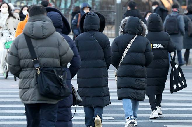 두꺼운 겨울 외투를 챙겨입은 시민들이 출근길 발걸음을 재촉하고 있다. 뉴스1