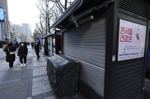서울의 한 가로판매대 문이 18일 닫혀 있다. 보도에 있는 가로판매대와 구두수선대가 편의점 급증 등으로 사라지고 있다.연합뉴스