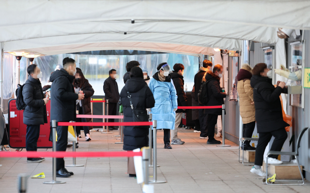 18일 오전 서울시청 앞 코로나19 임시선별진료소를 찾은 시민들이 검사를 위해 줄을 서 있다. /연합뉴스