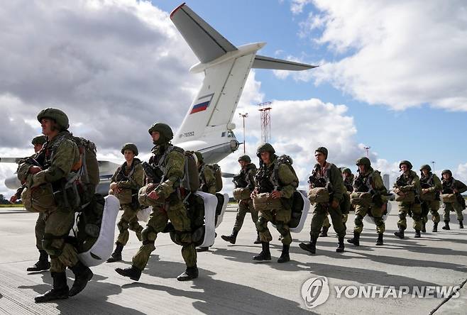 지난해 벨라루스에 도착한 러시아 공수부대원들 [로이터 연합뉴스 자료사진. 재판매 및 DB 금지]