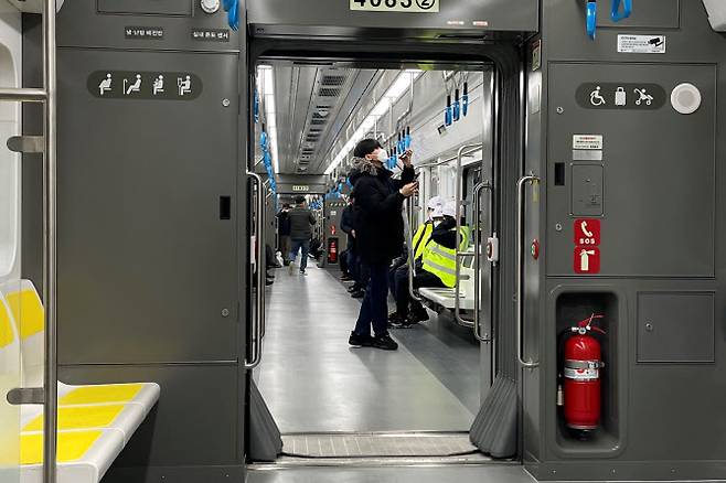 점검에 참여한 주민들이 객차 내부를 살펴보고 있다.(사진=남양주시 제공)
