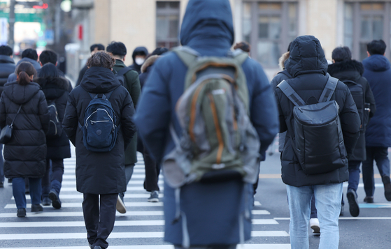 영하 10도 안팎의 매서운 추위가 찾아온 지난 18일 오전 광화문네거리에 두꺼운 옷차림을 한 시민들이 걷고 있다. 〈사진=연합뉴스〉