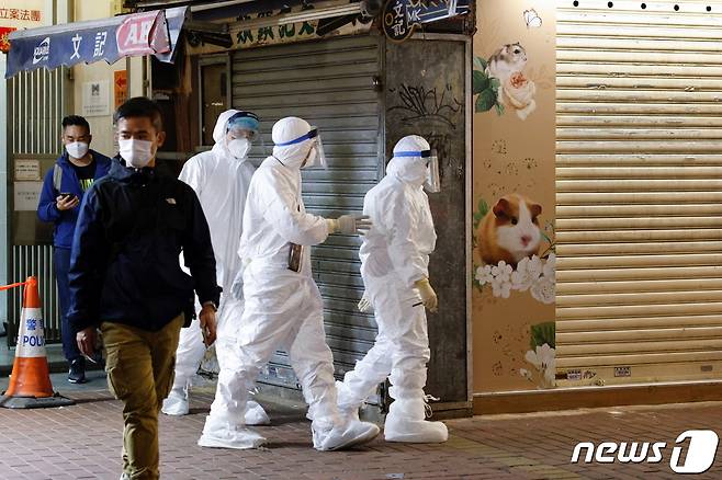 18일 홍콩 방역요원들이 코로나19가 발견된 햄스터 가게를 조사하고 있다. © 로이터=뉴스1 © News1 박형기 기자