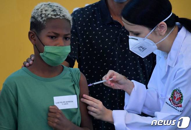 한 소년이 2022년 1월 14일(현지시간) 브라질 상파울루 클리니카스 병원에서 화이자 백신을 접종받고 있다. © AFP=뉴스1 © News1 김지현 기자